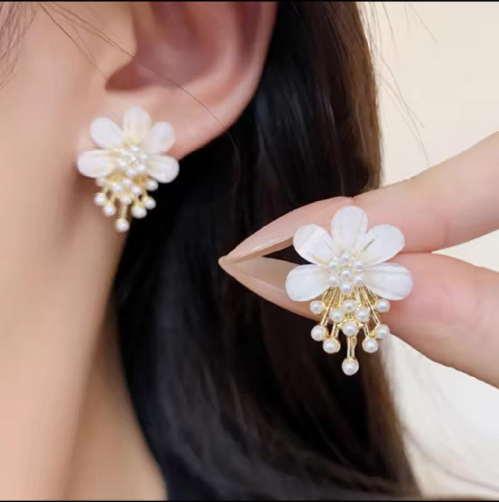 ZJX-162 Flower Pearl Korean Earrings | Golden Elegant Earrings